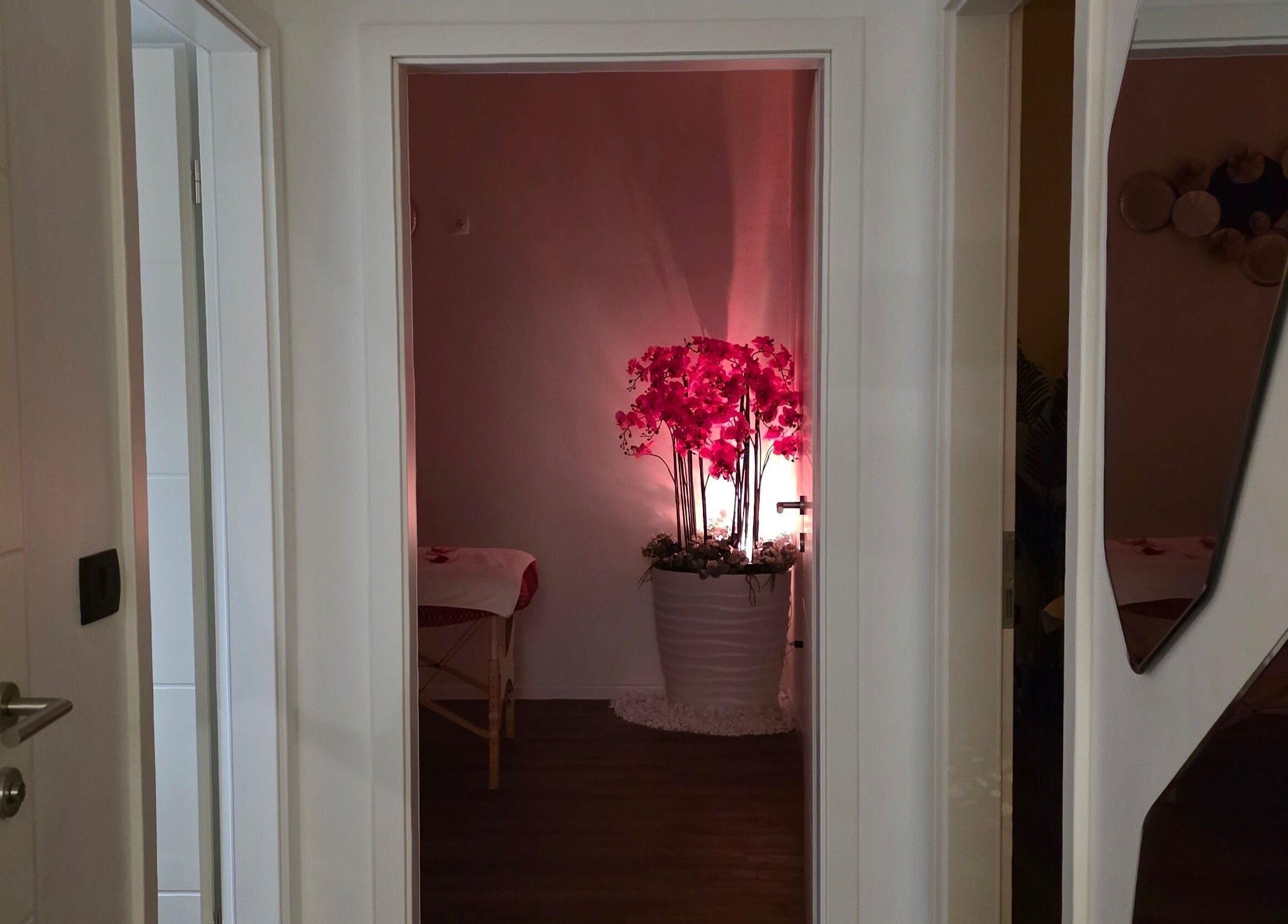 Ugodan ulaz u Sawasdee thai massage Labin, Labin, Istarska Županija, HR s cvjetnim dekorom.