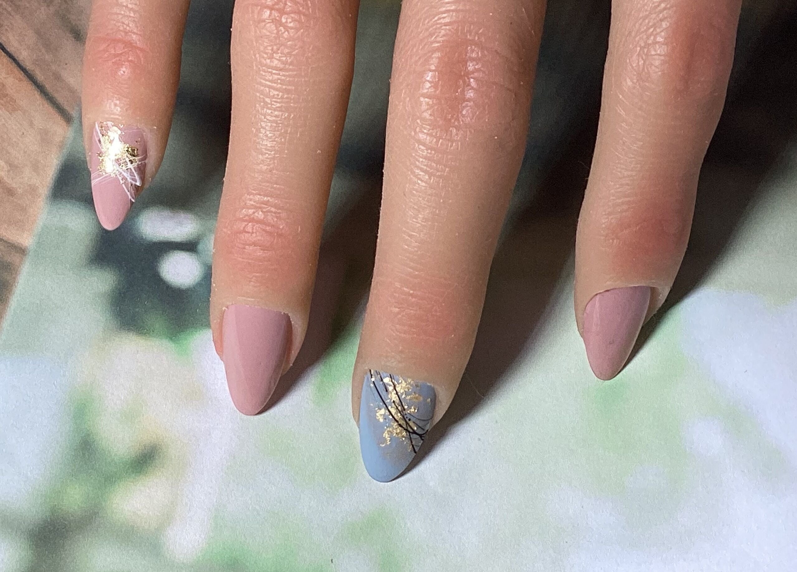 Manucure pastel chic à Od'île Beauté Bien-être, Cahors, Occitanie, FR, avec des motifs délicats.