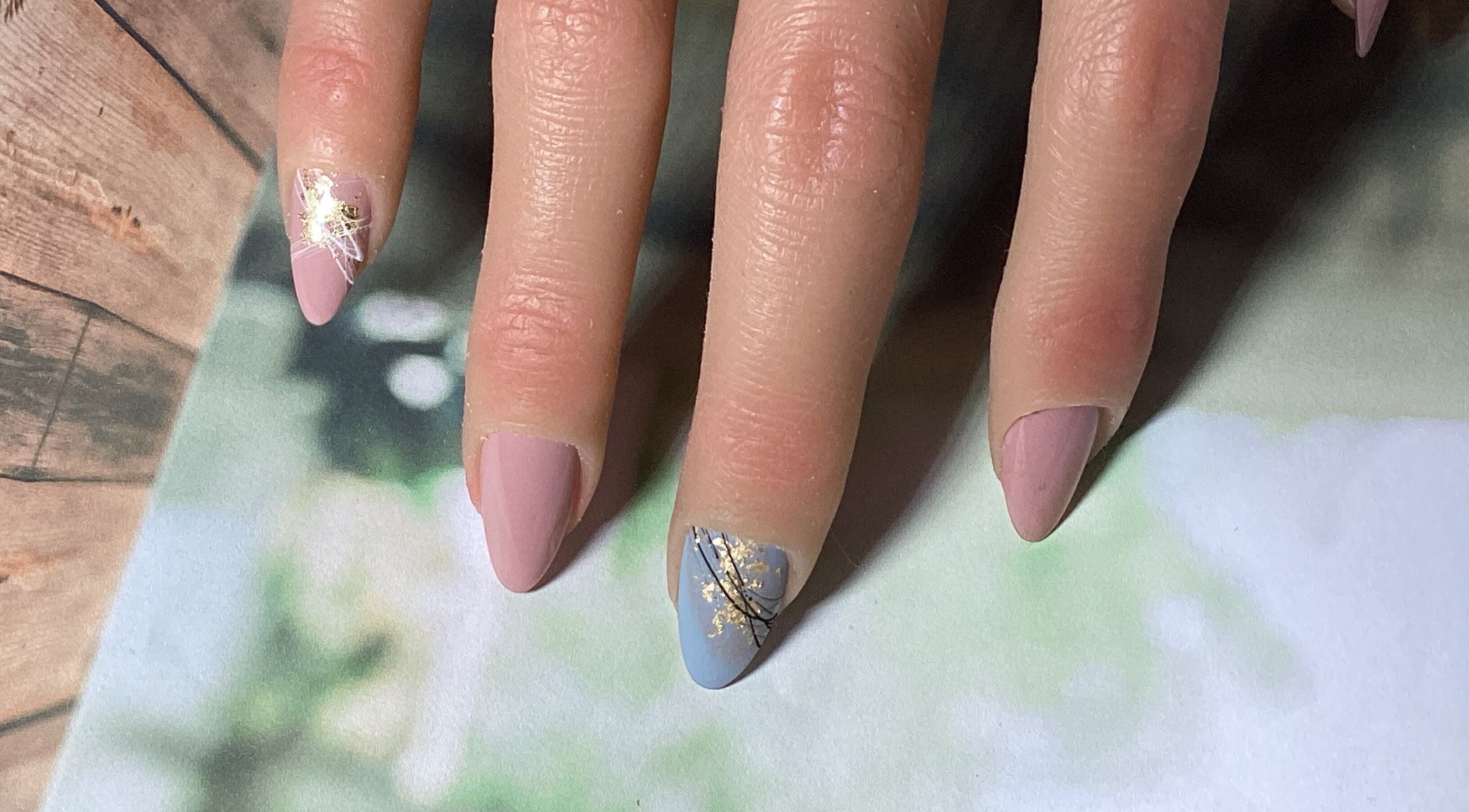 Manucure pastel chic à Od'île Beauté Bien-être, Cahors, Occitanie, FR, avec des motifs délicats.