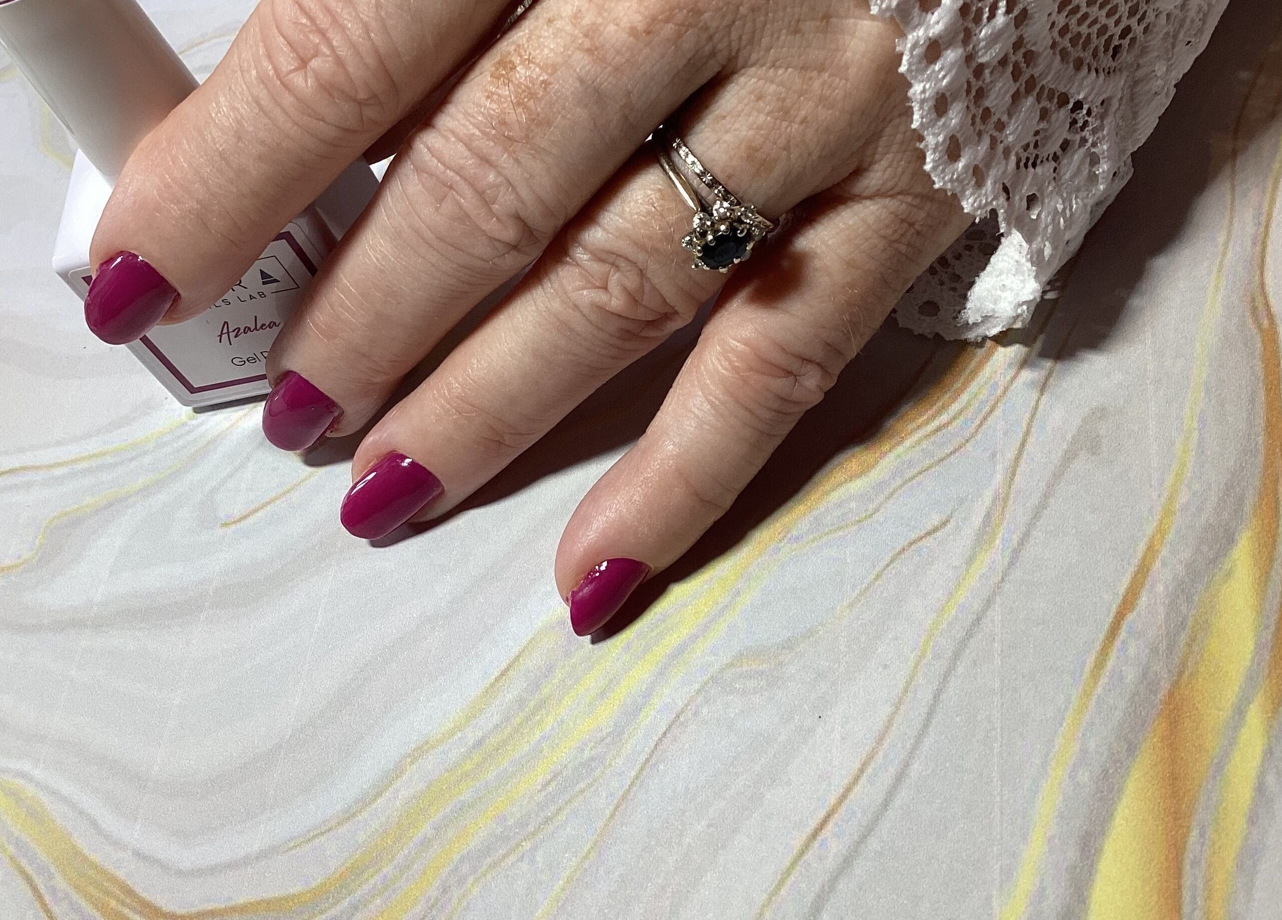 Manucure élégante avec vernis violet à Od'île Beauté Bien-être, Cahors, Occitanie, FR.