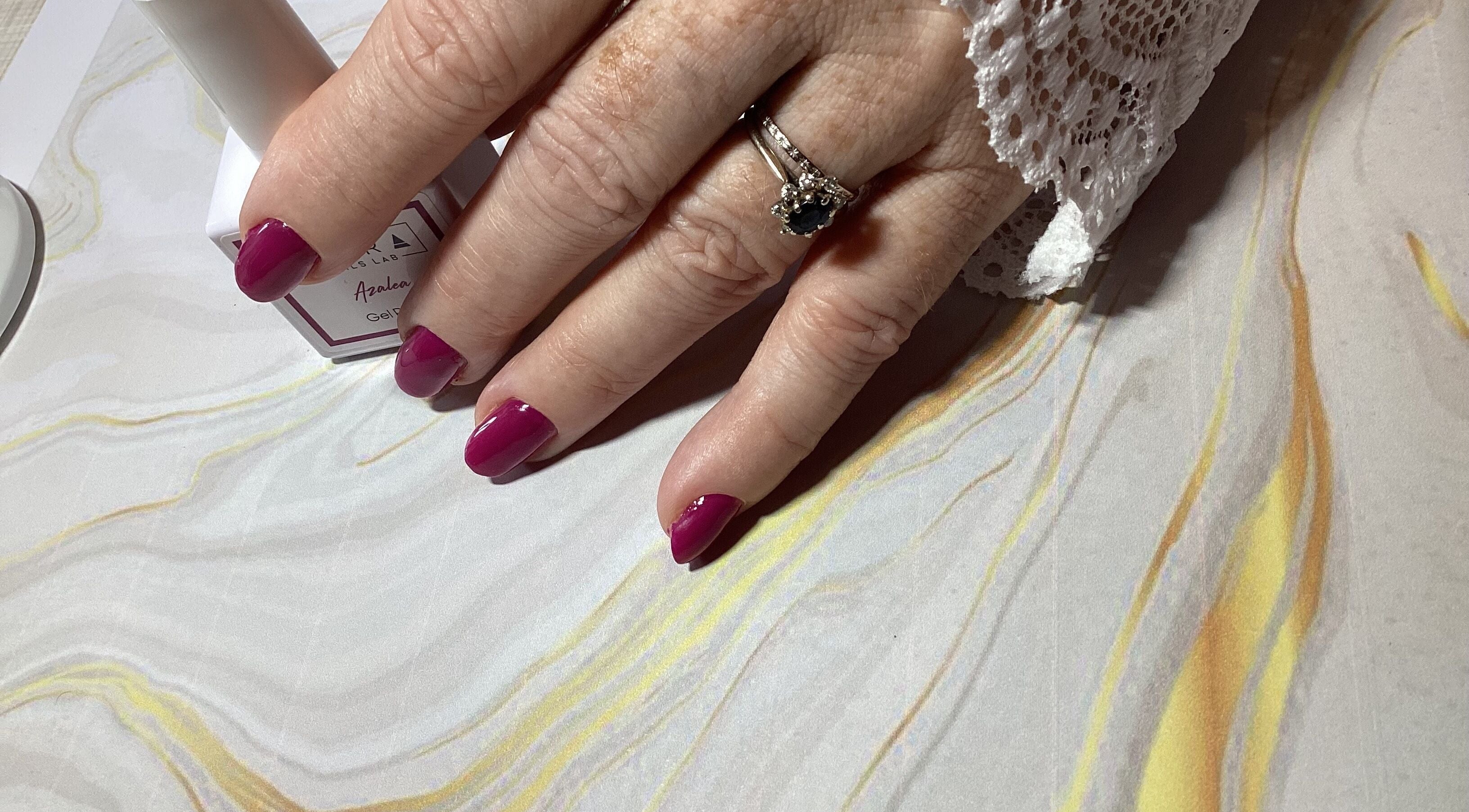 Manucure élégante avec vernis violet à Od'île Beauté Bien-être, Cahors, Occitanie, FR.