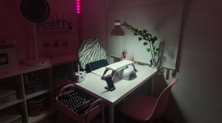 Mesa de manicura iluminada en Maria Fernandez Nails Studio, Almuñécar, Andalucía, ES.