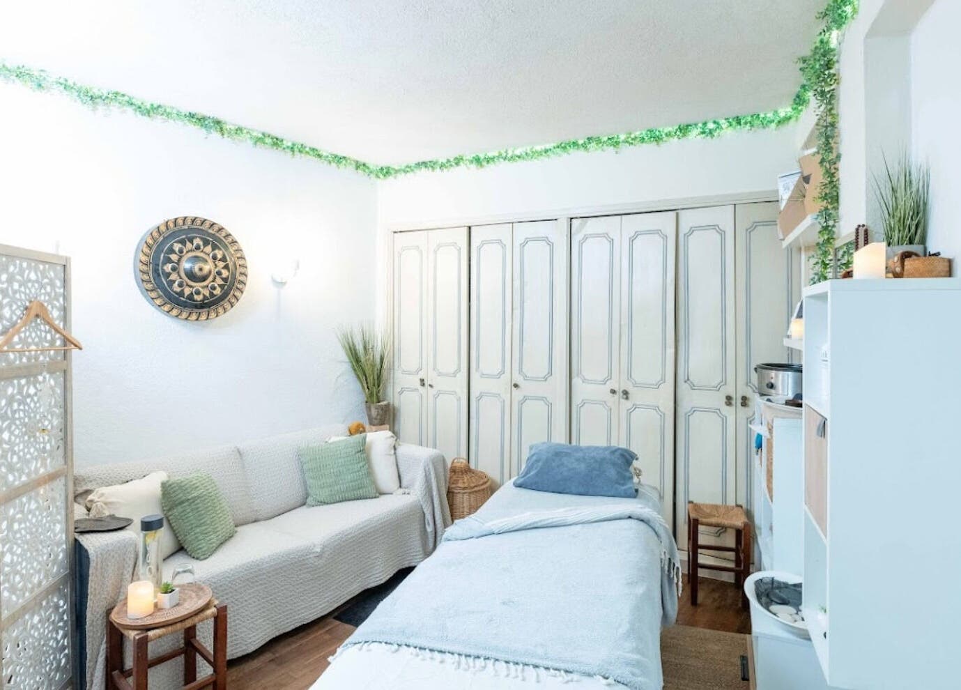 Salle de soin paisible à Harmonie Rock Therapy, Antibes, Provence-Alpes-Côte d'Azur, FR, idéale détente.