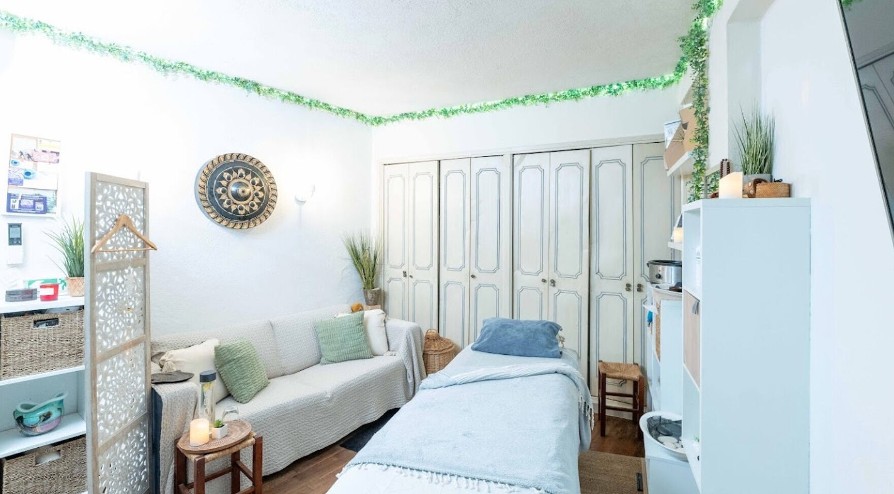 Salle de soin paisible à Harmonie Rock Therapy, Antibes, Provence-Alpes-Côte d'Azur, FR, idéale détente.