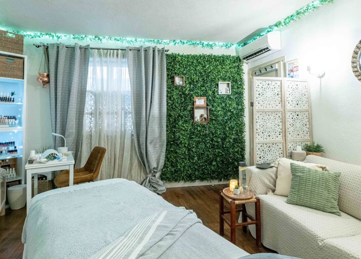 Intérieur paisible à Harmonie Rock Therapy, Antibes, Provence-Alpes-Côte d'Azur, FR. Mur verdoyant et décoration zen.