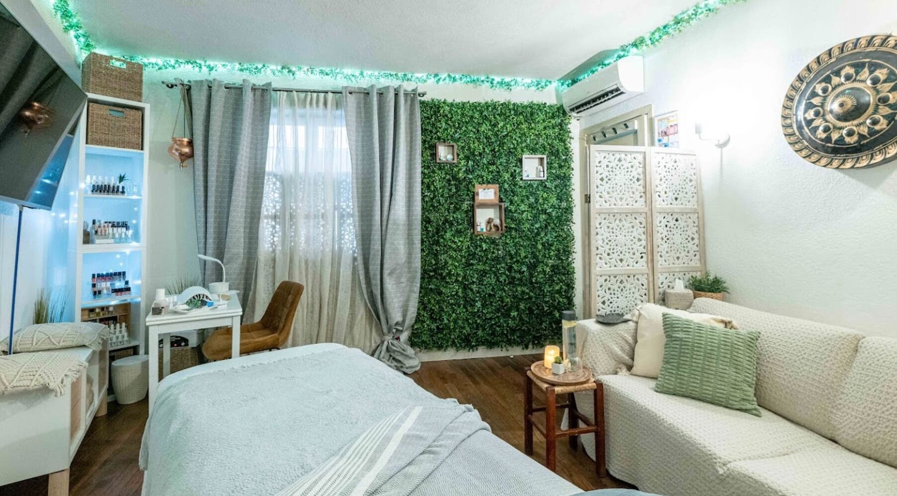 Intérieur paisible à Harmonie Rock Therapy, Antibes, Provence-Alpes-Côte d'Azur, FR. Mur verdoyant et décoration zen.