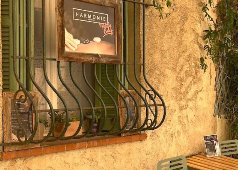 Fenêtre de Harmonie Rock Therapy à Antibes, Provence-Alpes-Côte d'Azur, FR, ornée de détails rustiques.