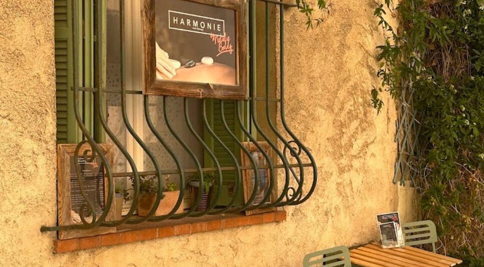 Fenêtre de Harmonie Rock Therapy à Antibes, Provence-Alpes-Côte d'Azur, FR, ornée de détails rustiques.