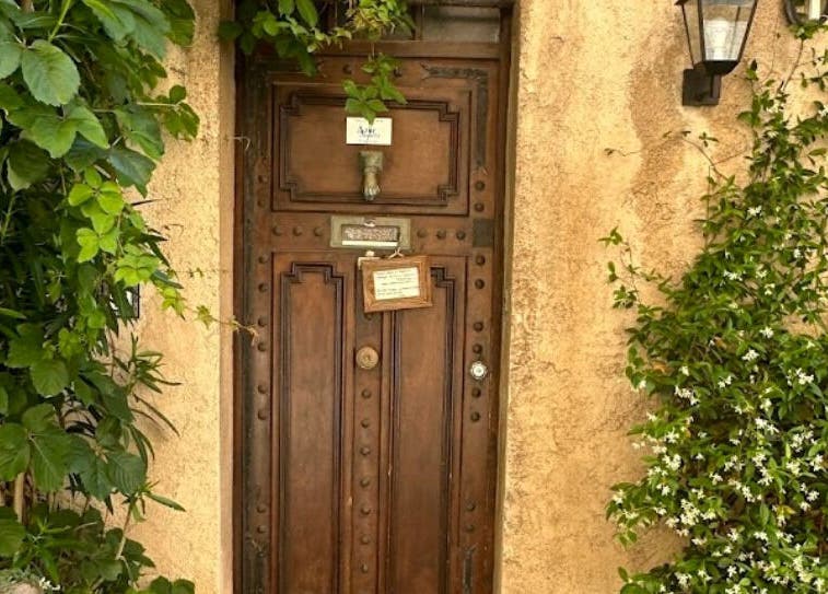 Entrée en bois charmante chez Harmonie Rock Therapy à Antibes, Provence-Alpes-Côte d'Azur, FR.