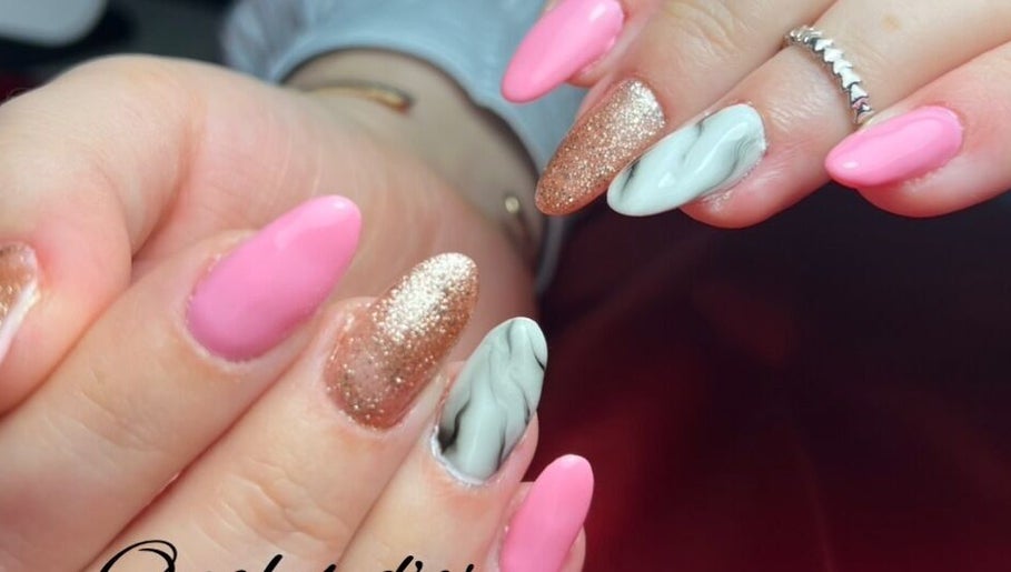 Ongles d’or imagem 1