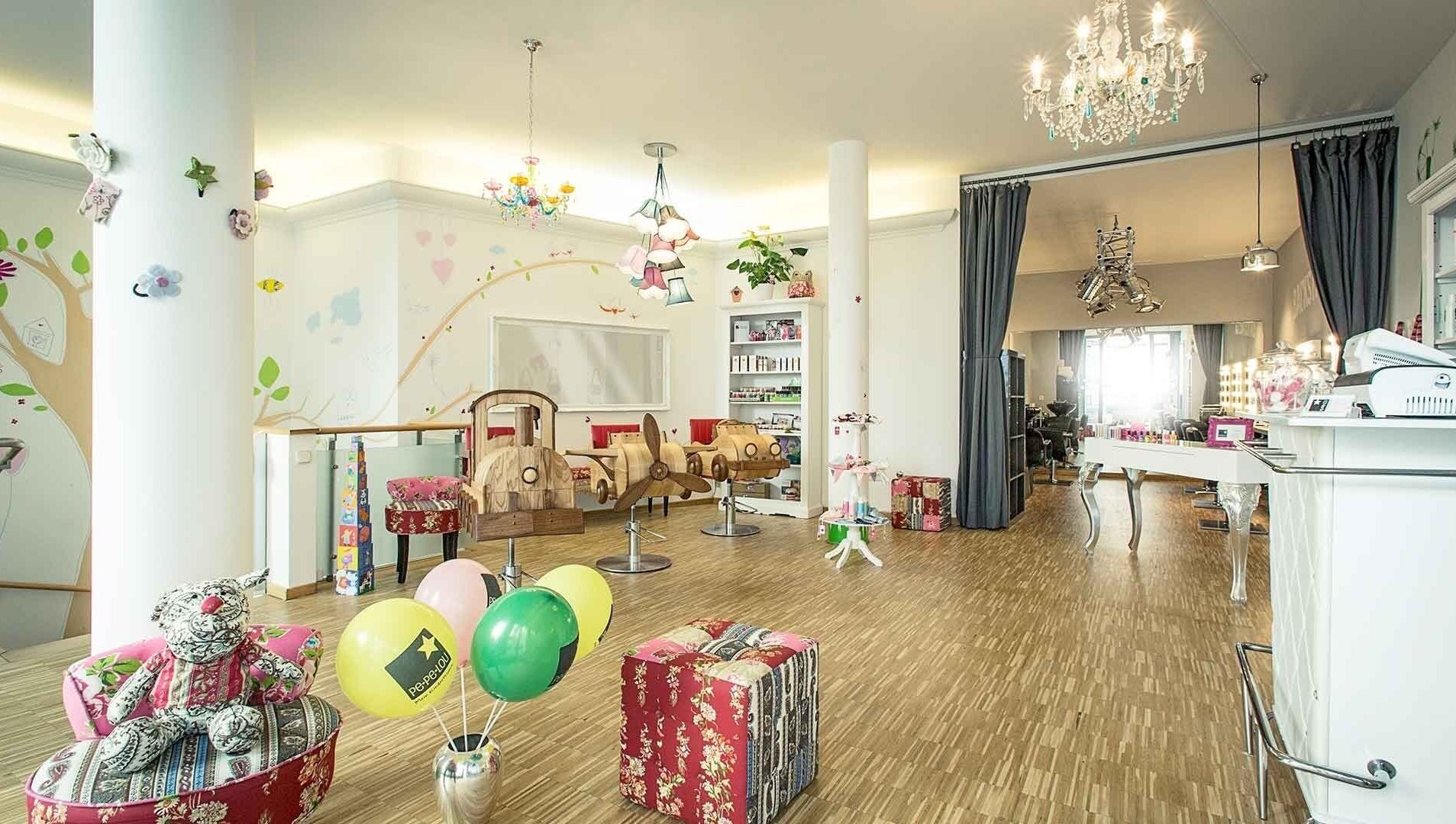 Innenbereich von Pepelou in Frankfurt am Main, Hessen, DE mit stilvoller Einrichtung und verspielten Details.