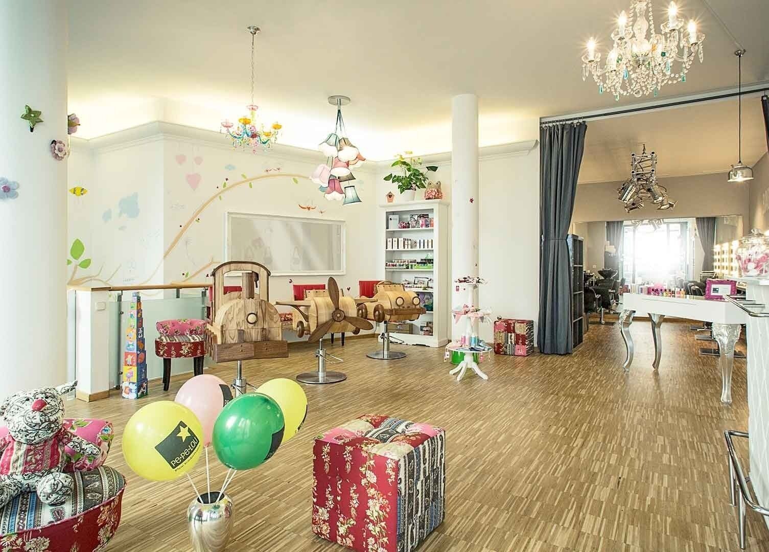 Innenbereich von Pepelou in Frankfurt am Main, Hessen, DE mit stilvoller Einrichtung und verspielten Details.