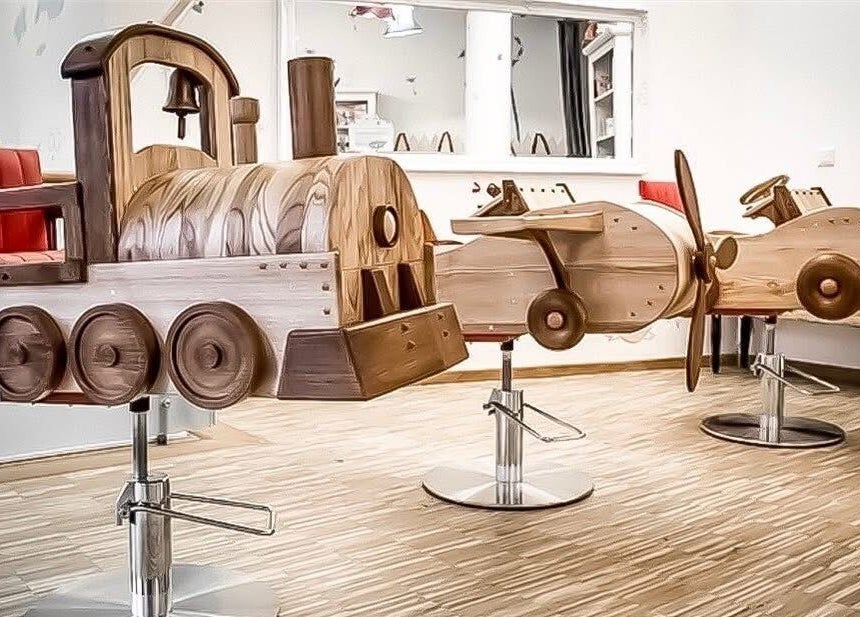 Einzigartige Kinderstühle in Zugform bei Pepelou, Frankfurt am Main, Hessen, DE.