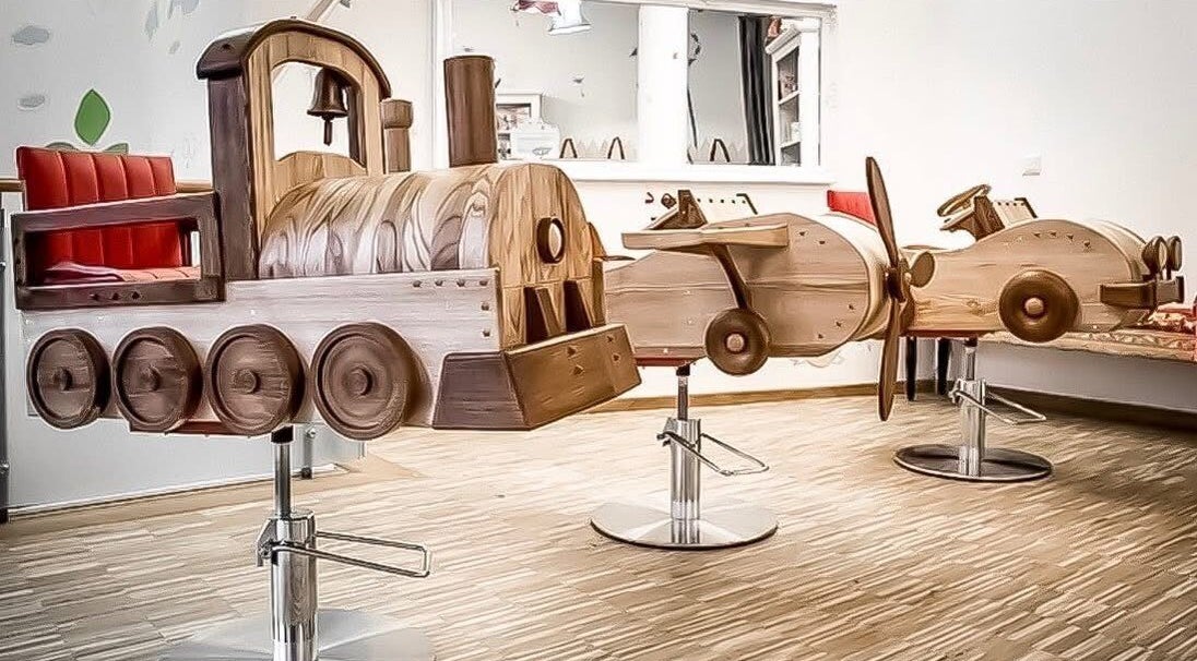 Einzigartige Kinderstühle in Zugform bei Pepelou, Frankfurt am Main, Hessen, DE.