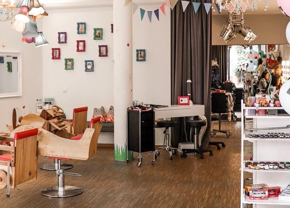 Moderner Salonbereich bei Pepelou in Frankfurt am Main, Hessen, DE mit stilvoller Einrichtung und Dekoration.
