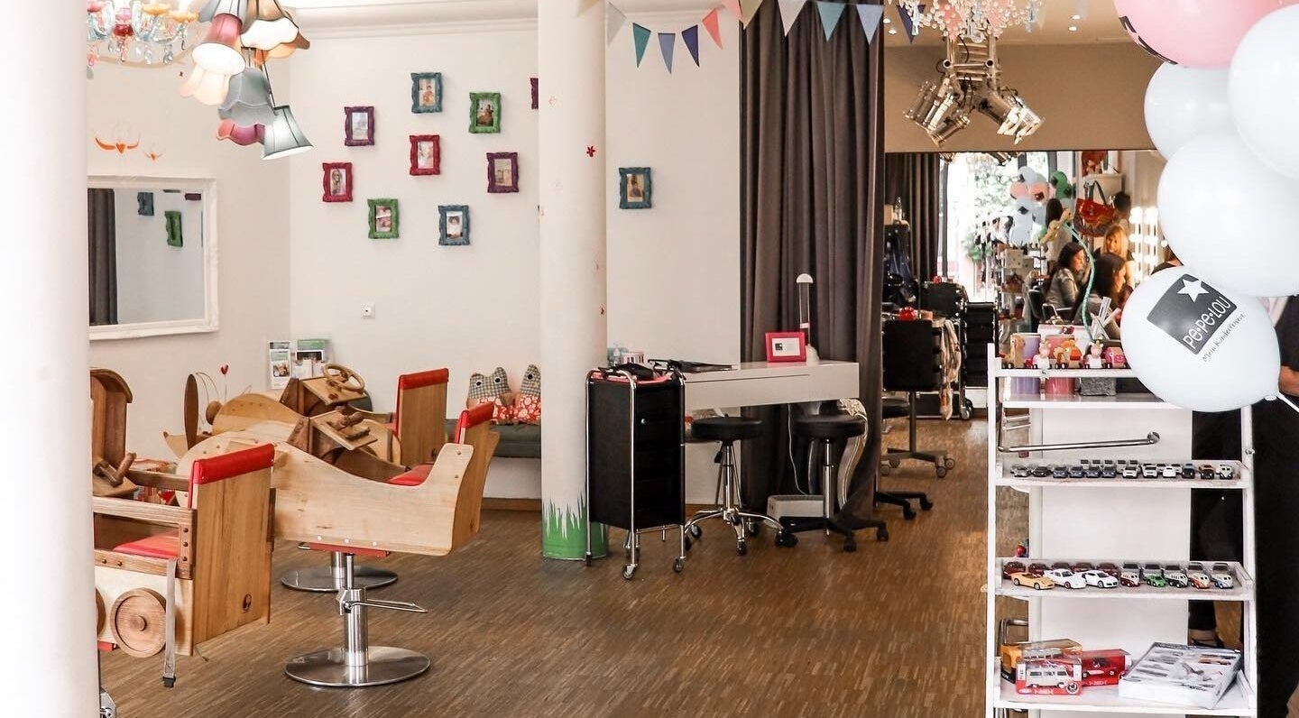 Moderner Salonbereich bei Pepelou in Frankfurt am Main, Hessen, DE mit stilvoller Einrichtung und Dekoration.