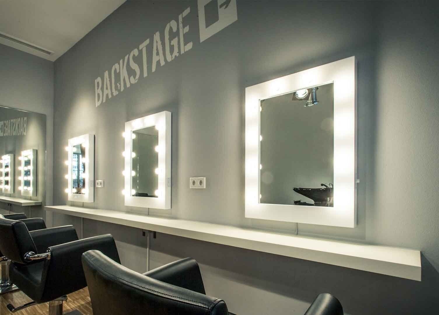 Moderner Kosmetiksalon Pepelou in Frankfurt mit stilvollen Spiegeln und Beleuchtung.