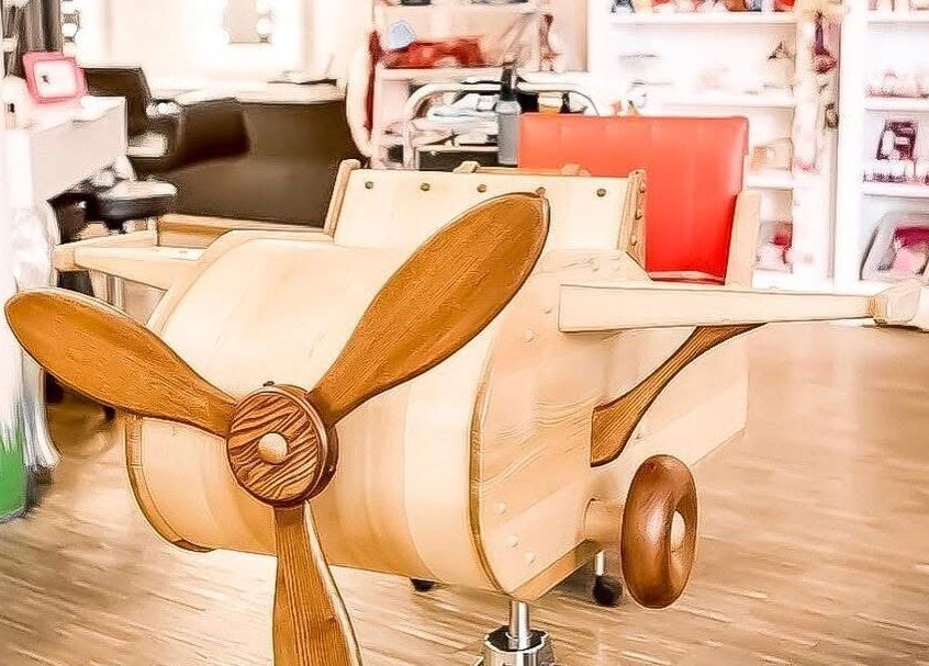 Einzigartiger Holzflugzeug-Sitz im Pepelou, Frankfurt am Main, Hessen, DE. Ideal für Kinder.