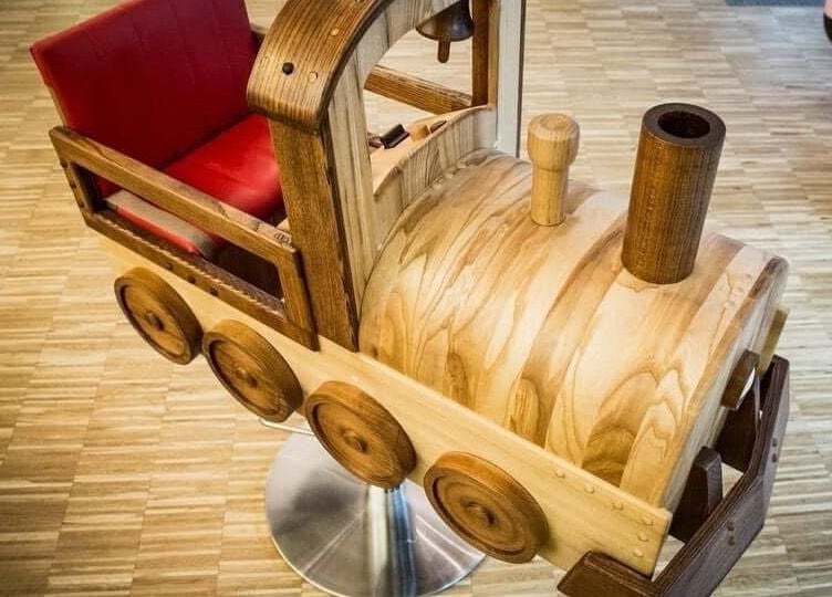 Einzigartiger Frisierstuhl in Zugform bei Pepelou, Frankfurt am Main, Hessen, DE.