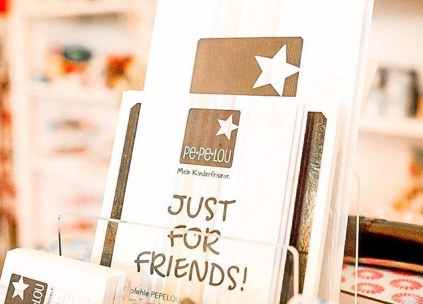 Werbedisplay bei Pepelou in Frankfurt am Main, Hessen, DE. Highlight: 'Just for Friends'.