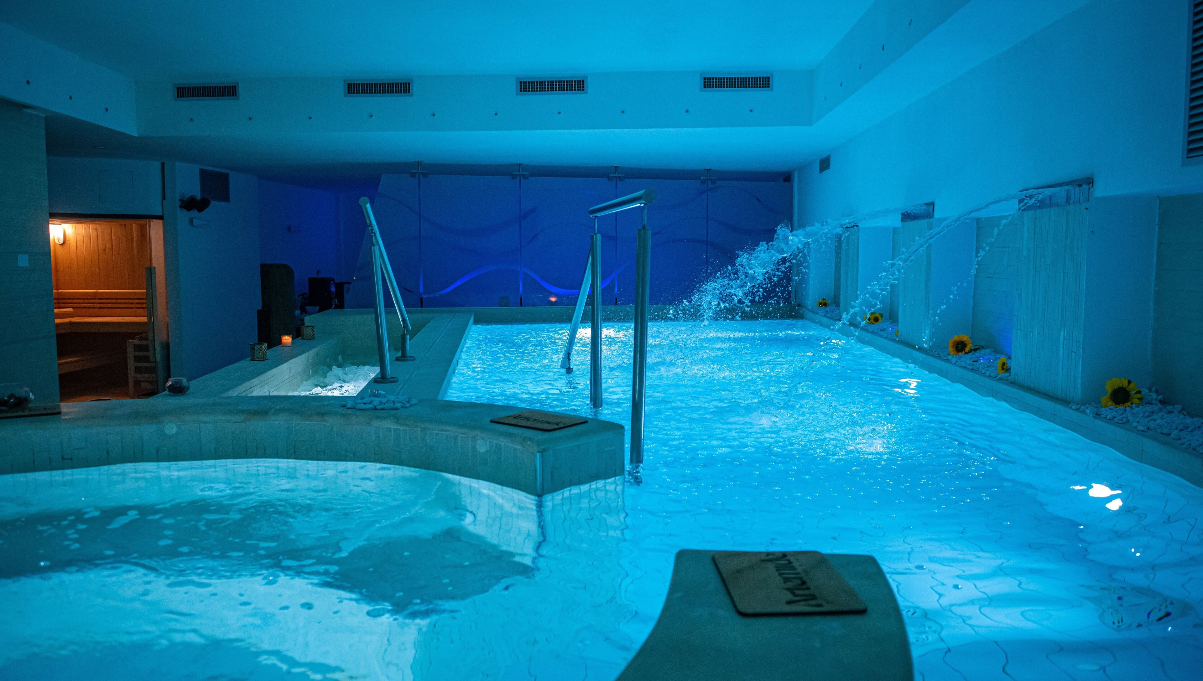 Piscina interna illuminata, Artemide Suite & Spa, Campania, Campania, IT offre relax e benessere.