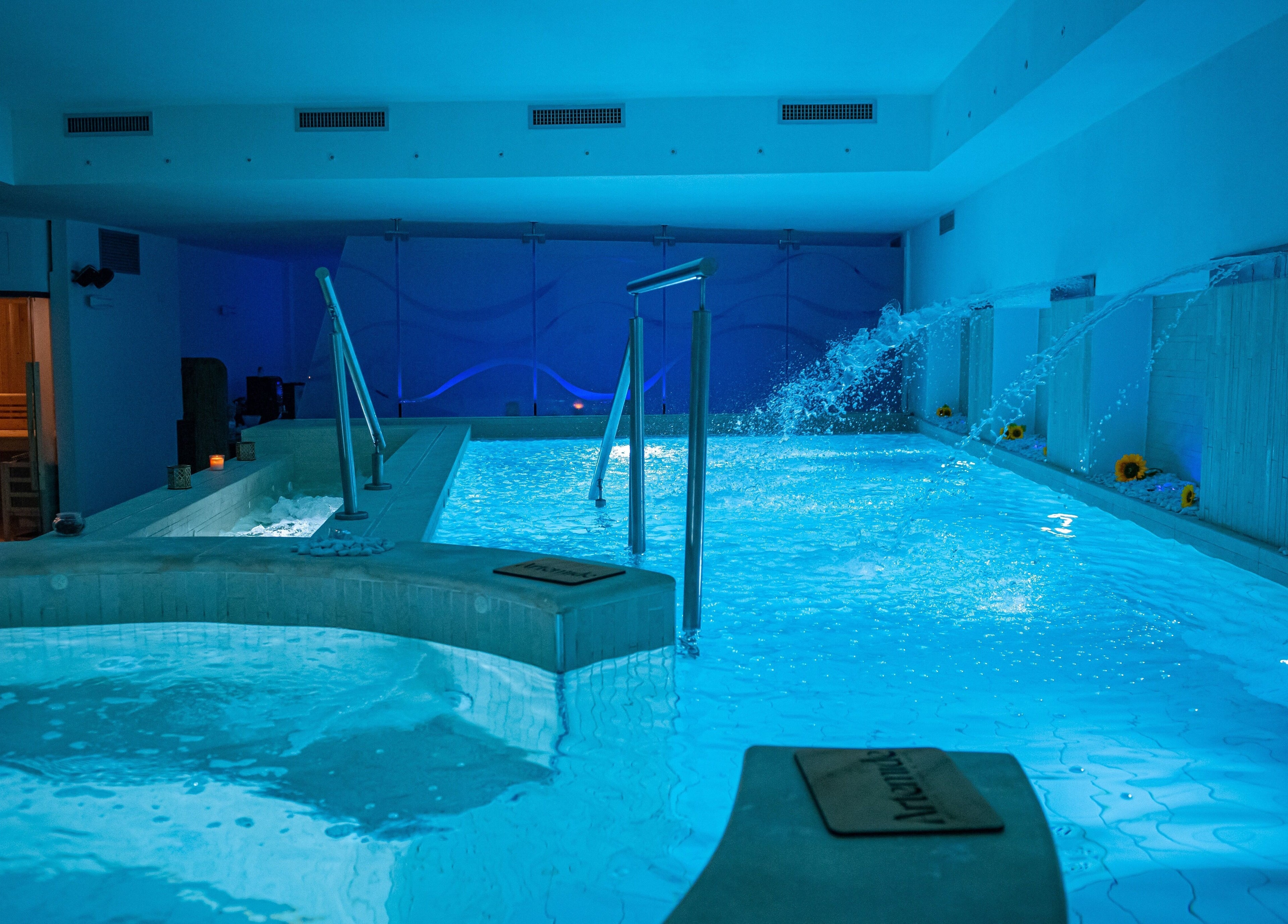 Piscina interna illuminata, Artemide Suite & Spa, Campania, Campania, IT offre relax e benessere.