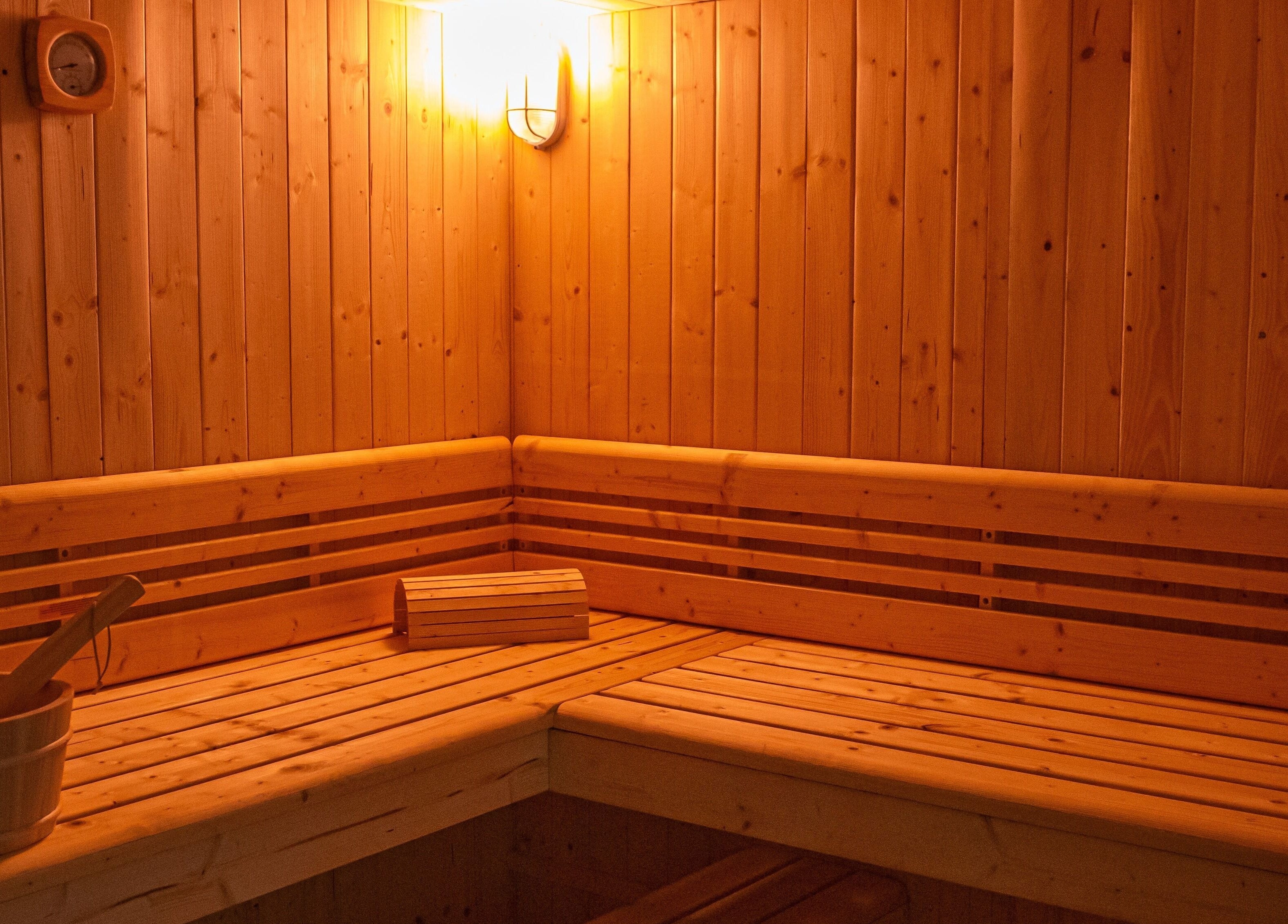 Interno della sauna a Artemide Suite & Spa, Campania, Campania, IT, con luci calde e legno naturale.