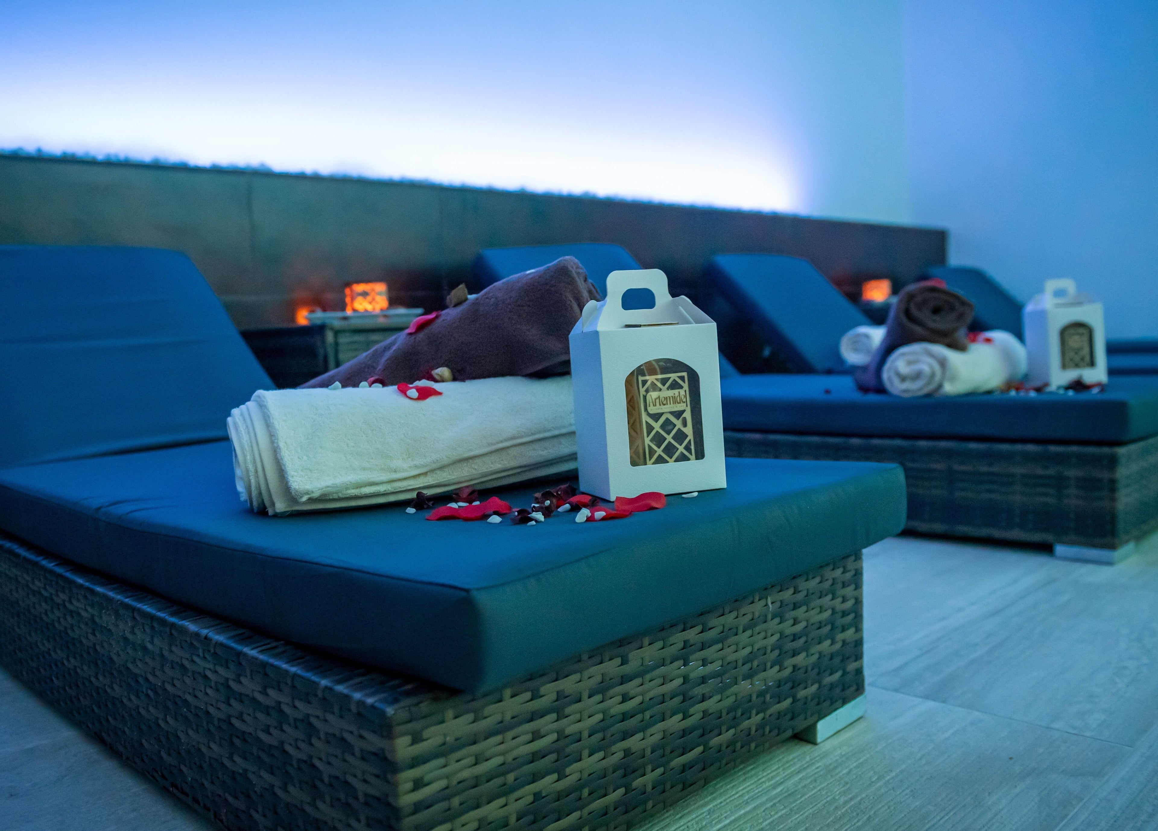 Lettini con asciugamani ad Artemide Suite & Spa, Campania, Campania, IT, illuminazione soffusa per relax completo.