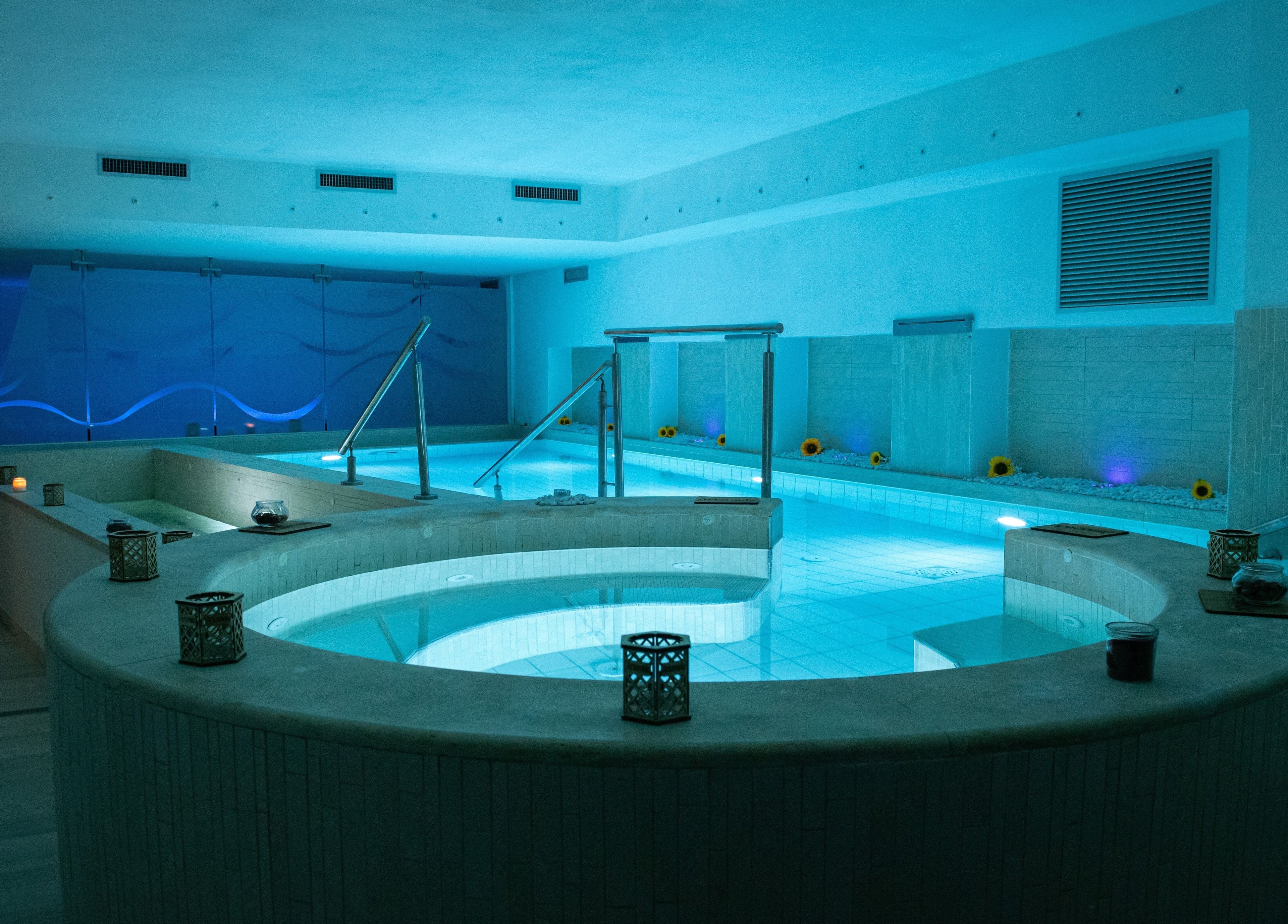 Piscina interna illuminata ad Artemide Suite & Spa, Campania, Campania, IT con atmosfera blu calmante.