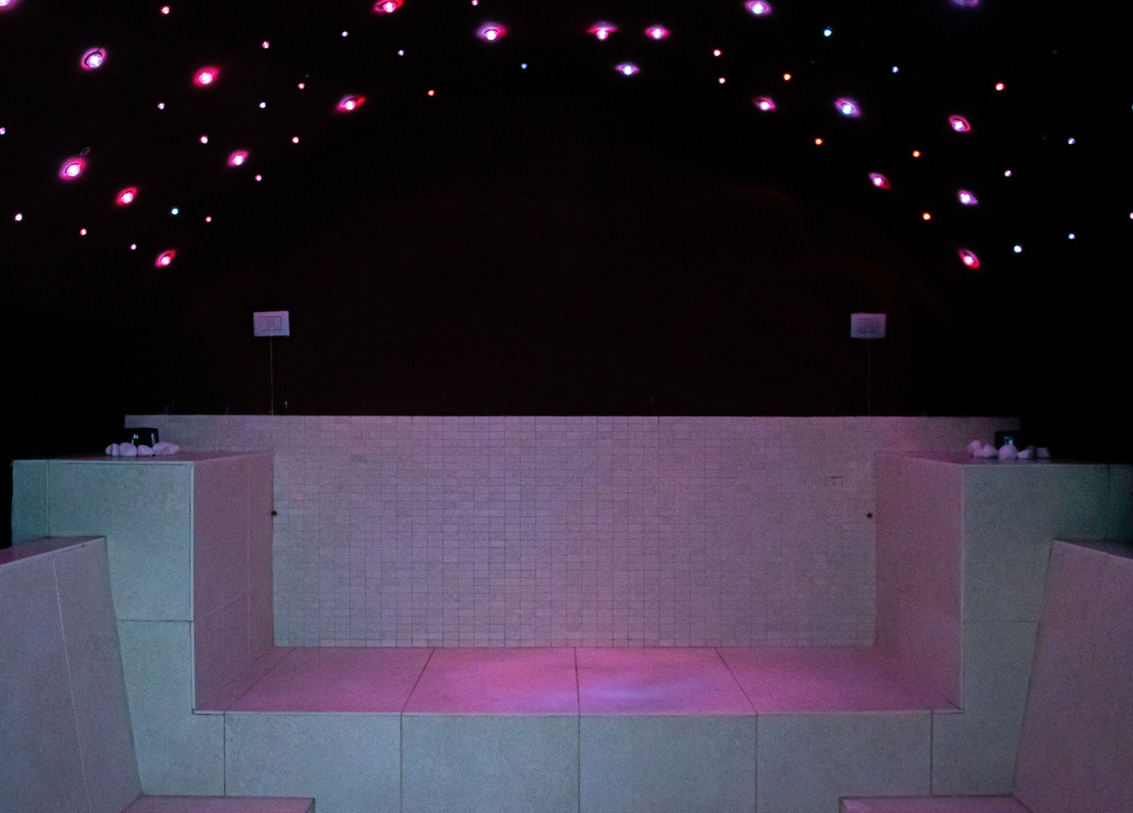 Area relax con luci soffuse e atmosfera spaziale ad Artemide Suite & Spa, Campania, Campania, IT.