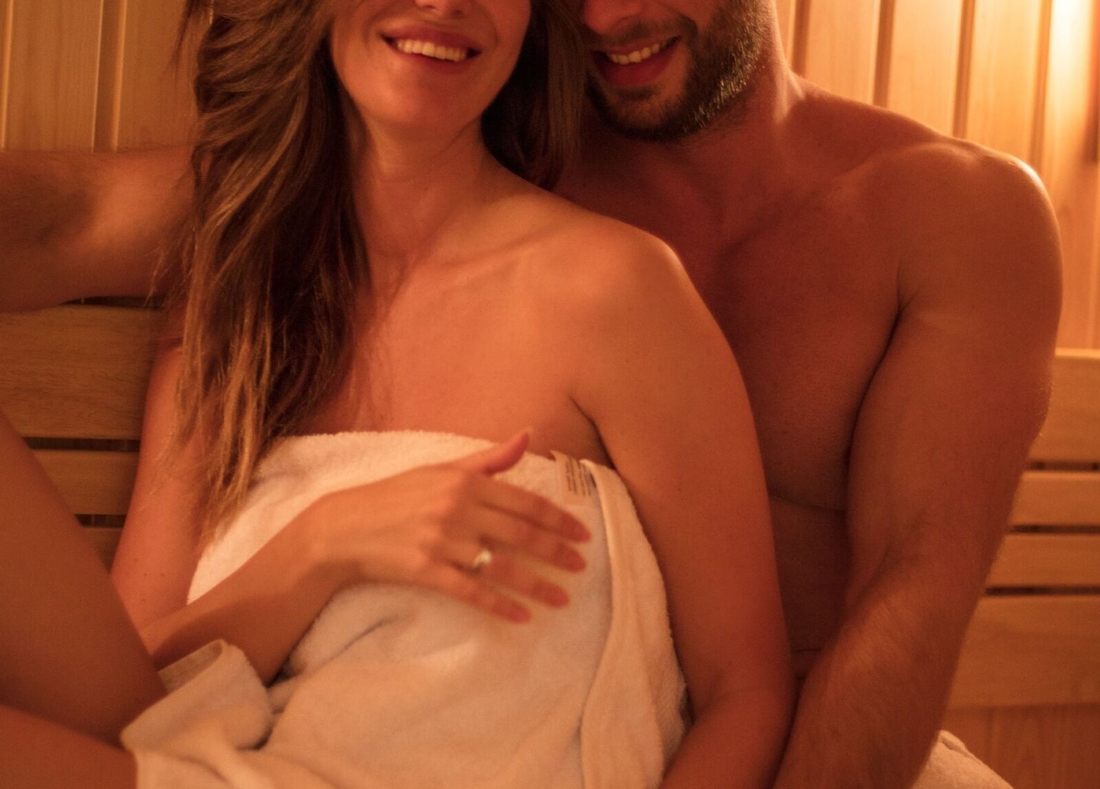 Coppia rilassata nella sauna di Artemide Suite & Spa, Campania, Campania, IT.