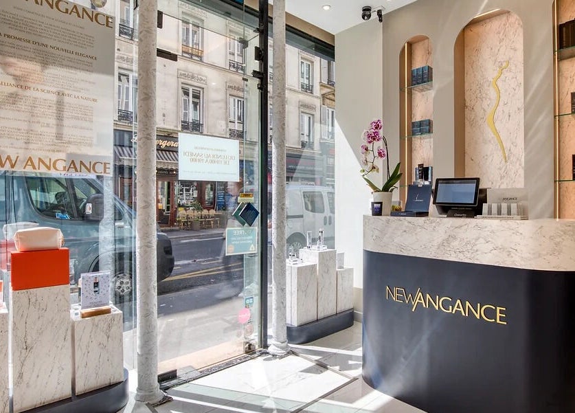 Intérieur du salon New Angance à Paris, Île-de-France, avec comptoir et décor raffiné.