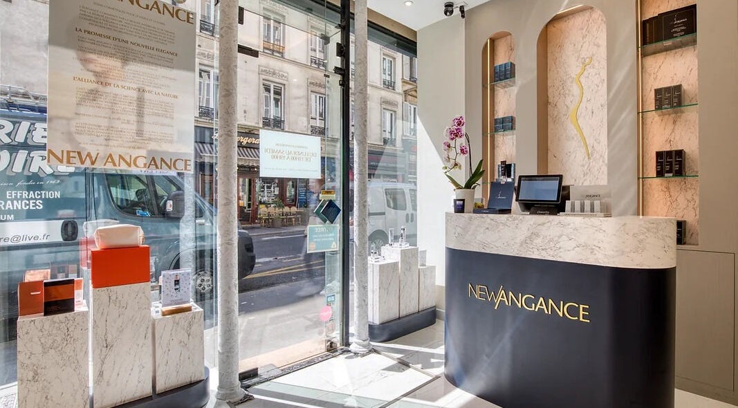 Intérieur du salon New Angance à Paris, Île-de-France, avec comptoir et décor raffiné.