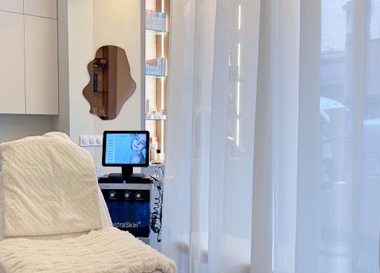 Salle de soins élégante de New Angance à Paris, Île-de-France, FR, avec fauteuil et équipement moderne.