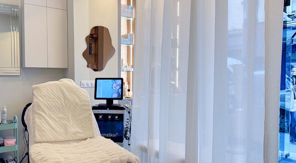 Salle de soins élégante de New Angance à Paris, Île-de-France, FR, avec fauteuil et équipement moderne.