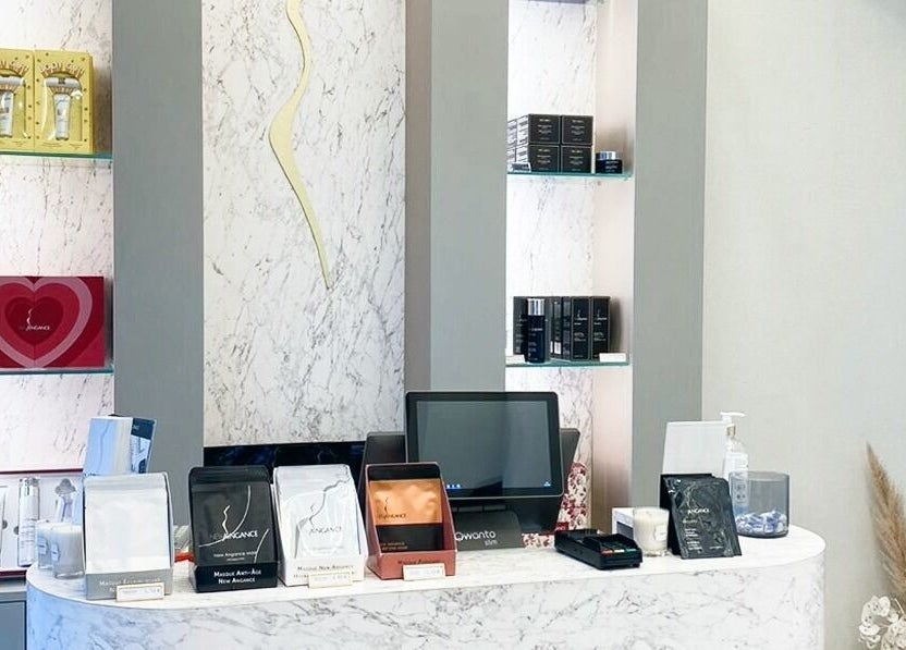 Intérieur sophistiqué de New Angance à Paris, Île-de-France, FR, avec décor élégant et produits de beauté.