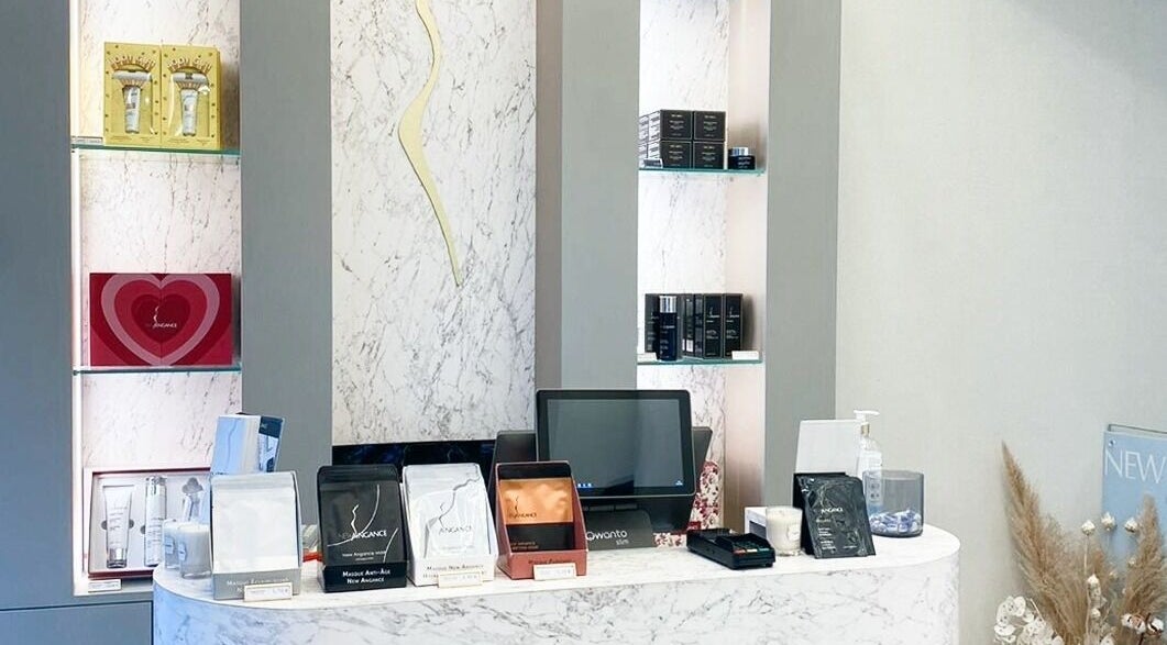 Intérieur sophistiqué de New Angance à Paris, Île-de-France, FR, avec décor élégant et produits de beauté.