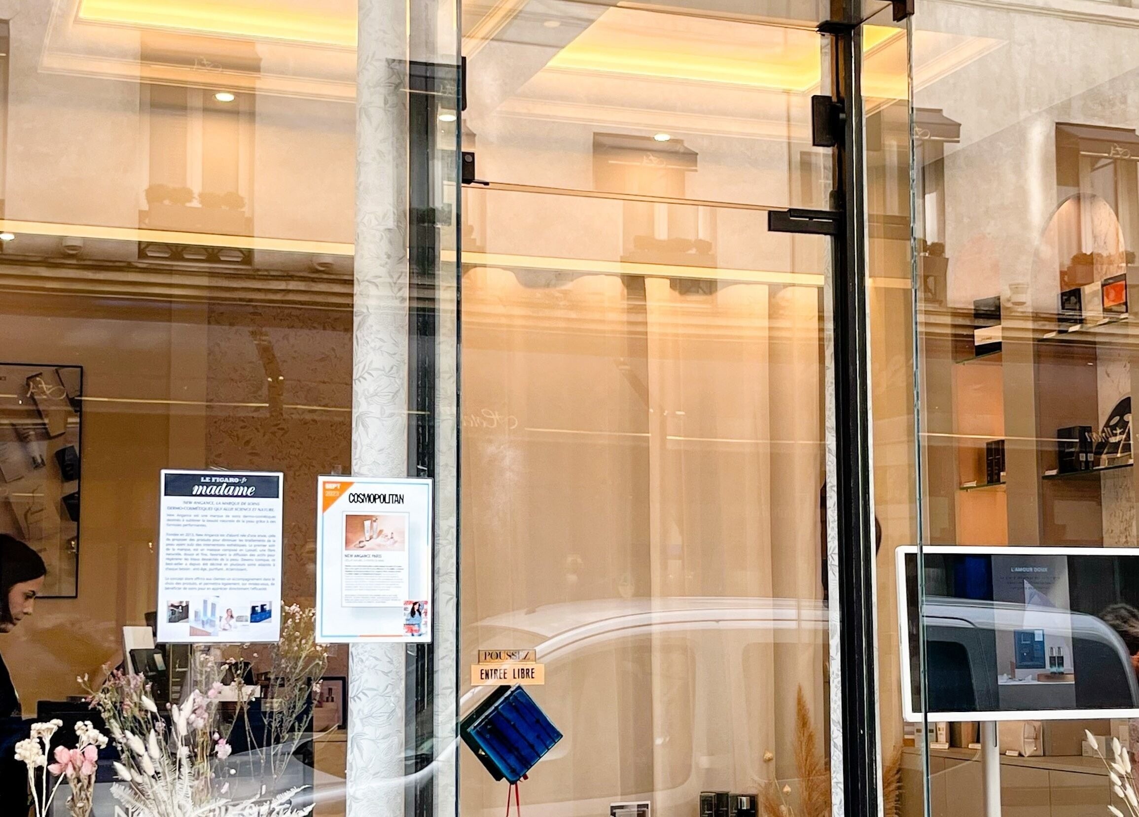 Vitrine moderne de New Angance à Paris, Île-de-France, FR, affichant des produits et décorations raffinées.