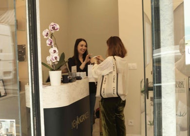 Réception accueillante chez New Angance, Paris, Île-de-France, FR. Orchidée sur le comptoir moderne.
