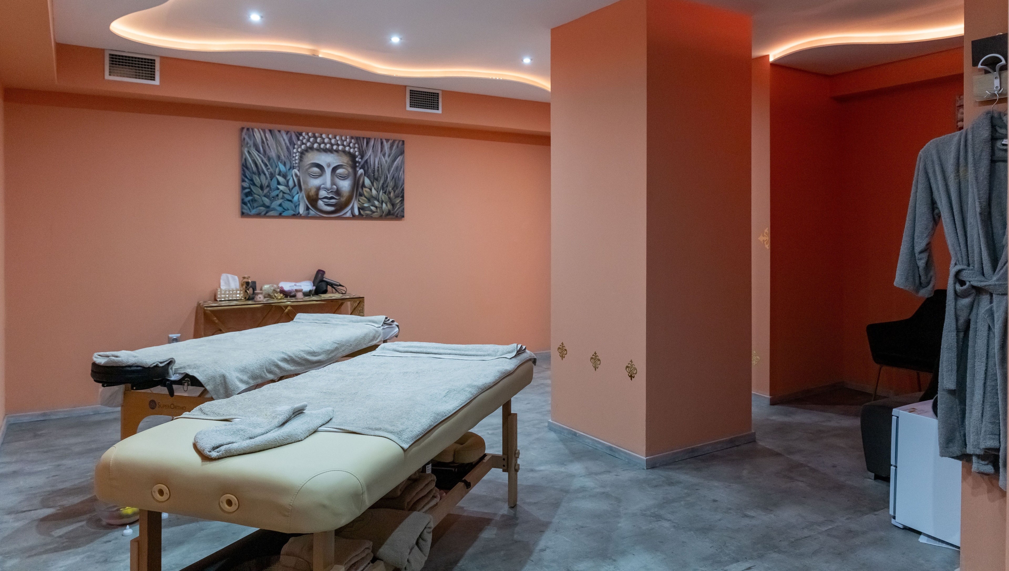 Δωμάτιο μασάζ στο Absolute Massage Ana Spa, Θεσσαλονίκη, GR με απαλή διακόσμηση και πίνακα Βούδα.