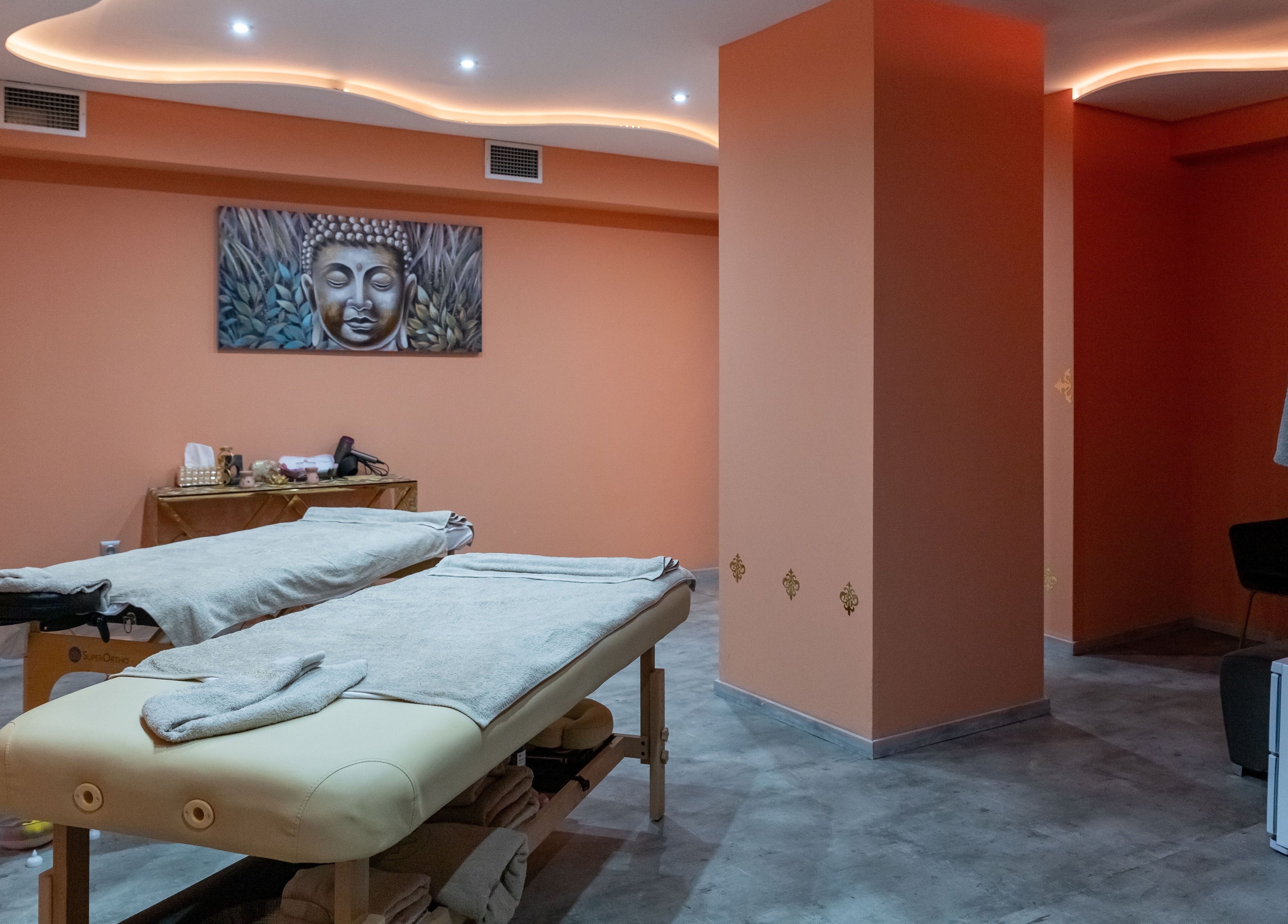 Δωμάτιο μασάζ στο Absolute Massage Ana Spa, Θεσσαλονίκη, GR με απαλή διακόσμηση και πίνακα Βούδα.