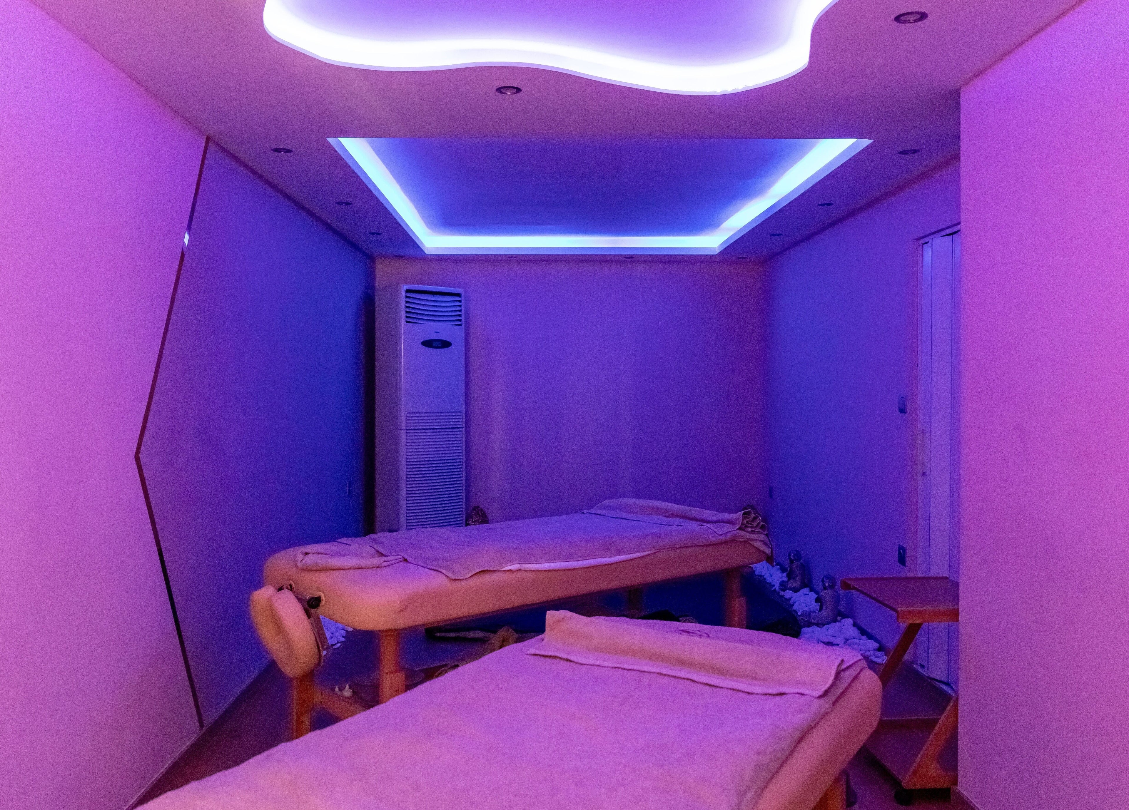 Χαλαρωτικό δωμάτιο μασάζ με φωτισμό στο Absolute Massage Ana Spa, Θεσσαλονίκη, GR.