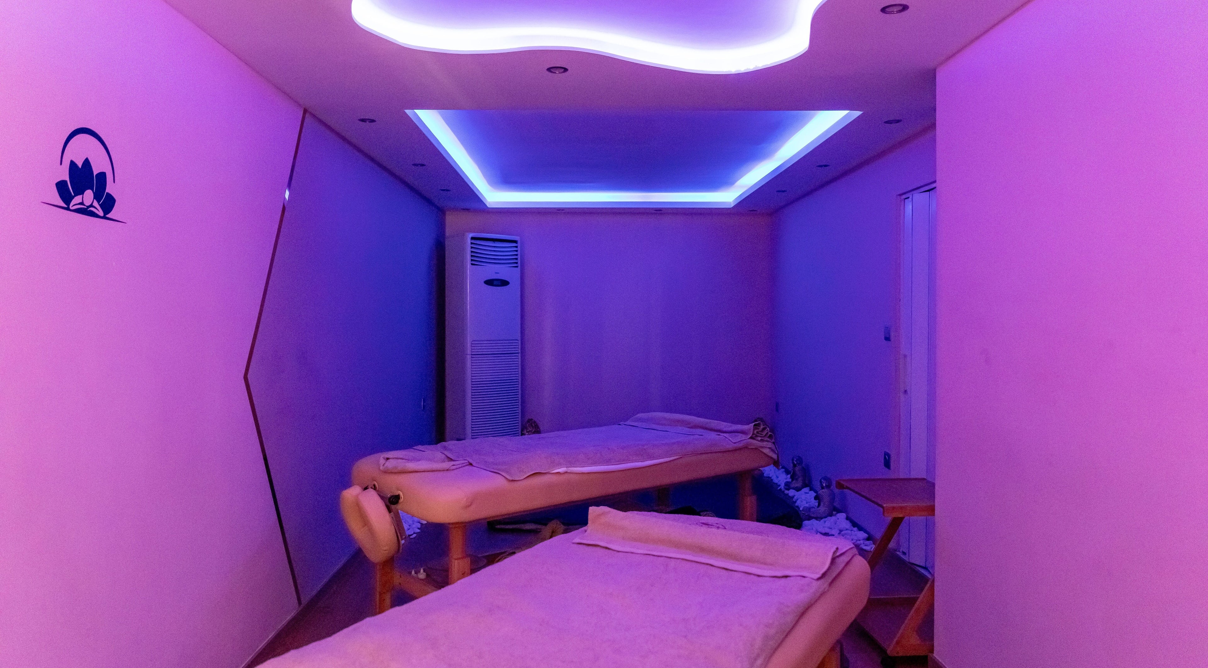 Χαλαρωτικό δωμάτιο μασάζ με φωτισμό στο Absolute Massage Ana Spa, Θεσσαλονίκη, GR.