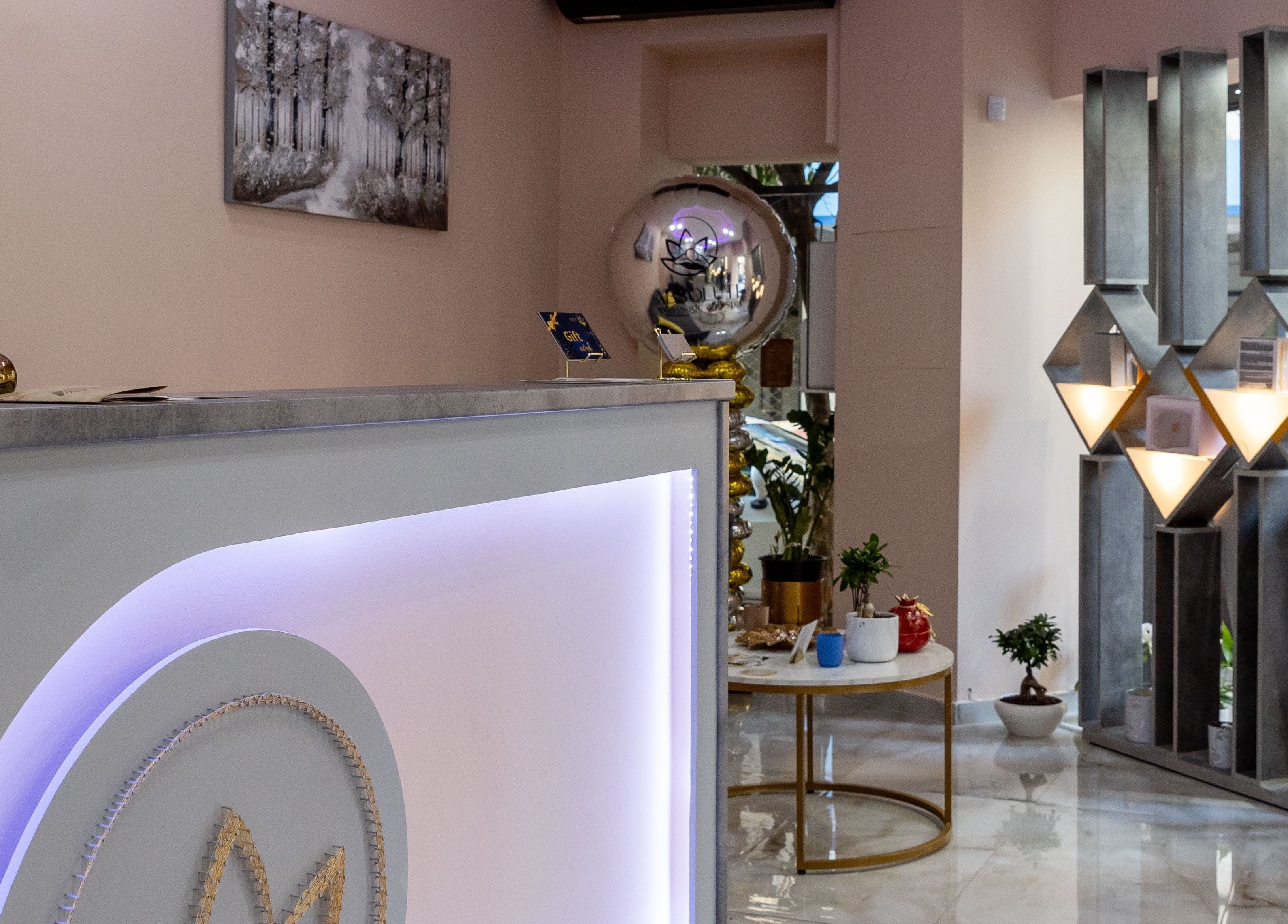 Λιτό και κομψό λόμπι στο Absolute Massage Ana Spa, Θεσσαλονίκη, GR. Φιλόξενη ατμόσφαιρα με σύγχρονη διακόσμηση.