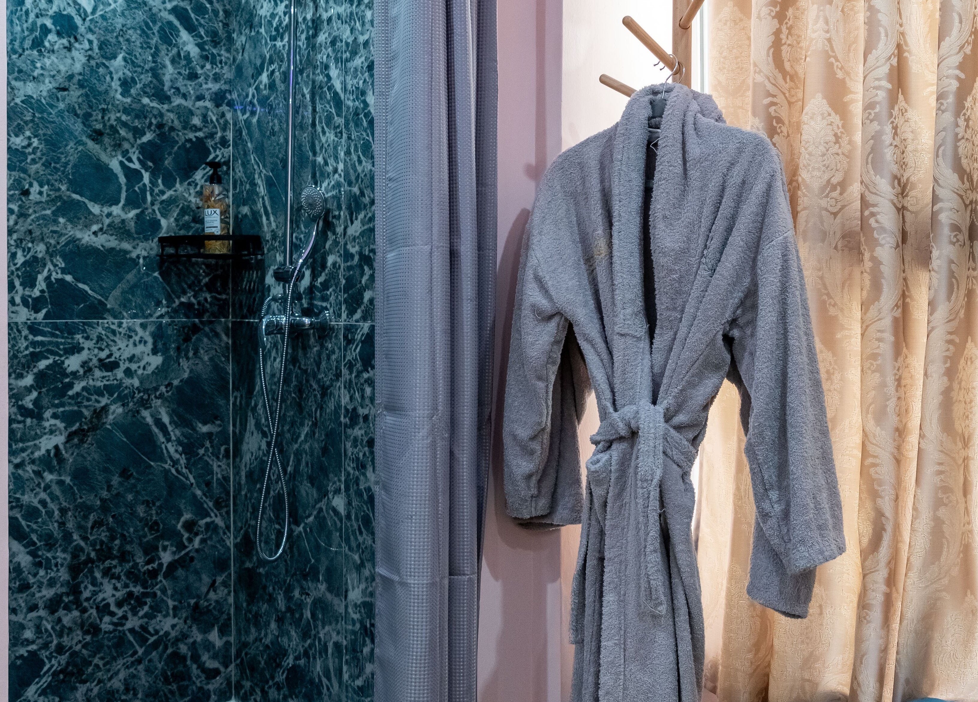 Γκρίζο μπουρνούζι και μαρμάρινη ντουζιέρα στο Absolute Massage Ana Spa, Θεσσαλονίκη, GR.