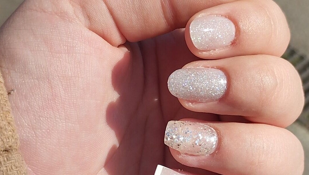 Manucure pailletée à L'appart de Nana, Soissons, Hauts-de-france, FR.