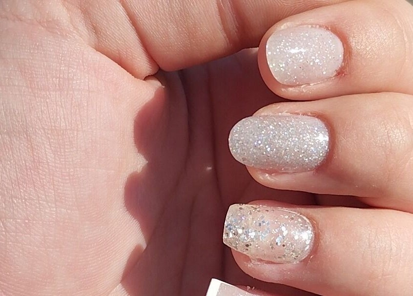 Manucure pailletée à L'appart de Nana, Soissons, Hauts-de-france, FR.