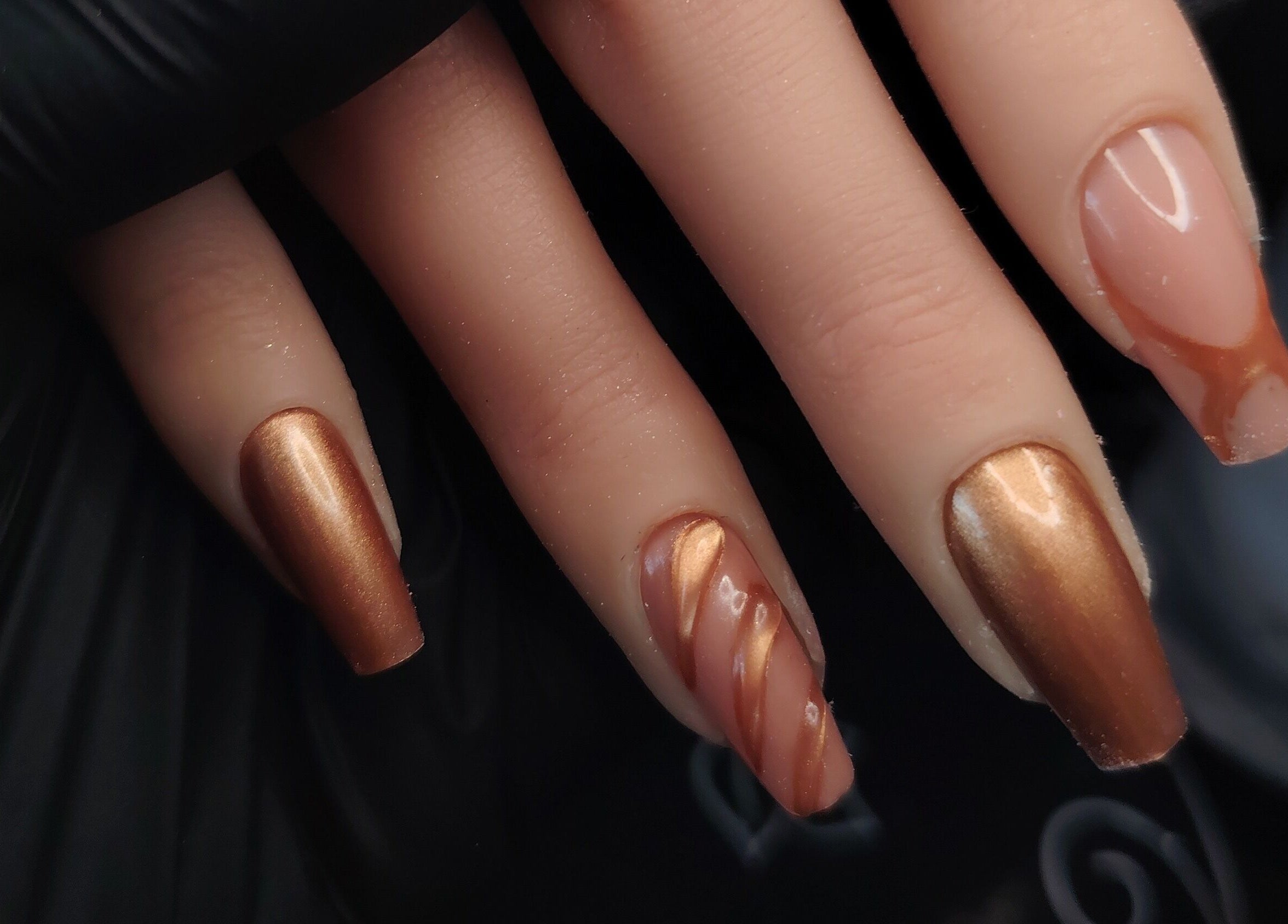 Manucure cuivrée élégante à L'appart de Nana, Soissons, Hauts-de-France, FR. Ongles artistiques et soignés.