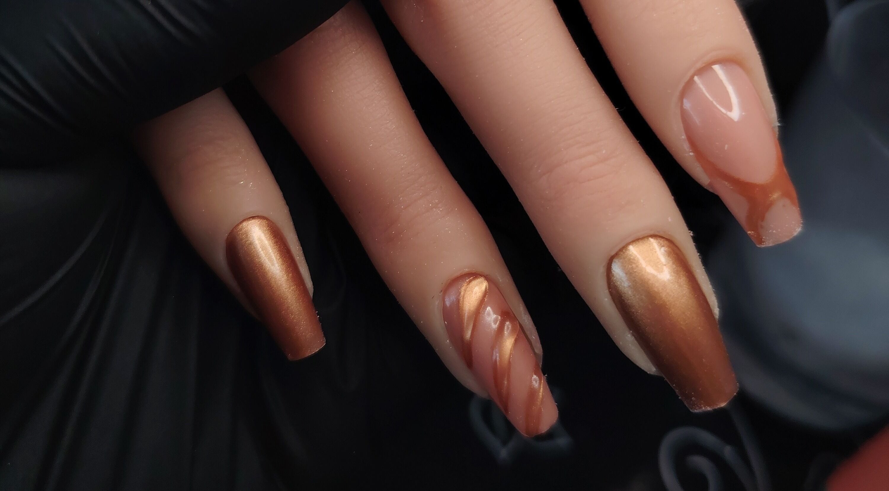 Manucure cuivrée élégante à L'appart de Nana, Soissons, Hauts-de-France, FR. Ongles artistiques et soignés.