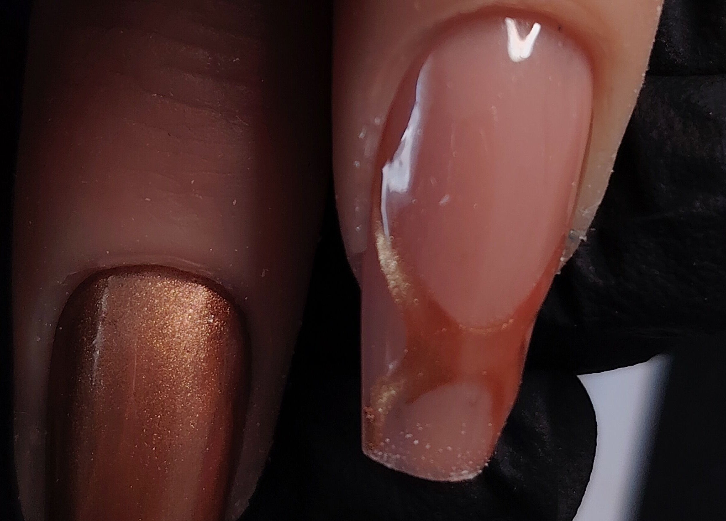 Manucure élégante à L'appart de Nana, Soissons, Hauts-de-France, FR, avec vernis métallique et marron.